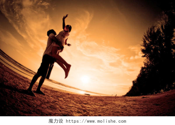 夫妇在海滩上拥抱的浪漫场景幸福情侣幸福一家人